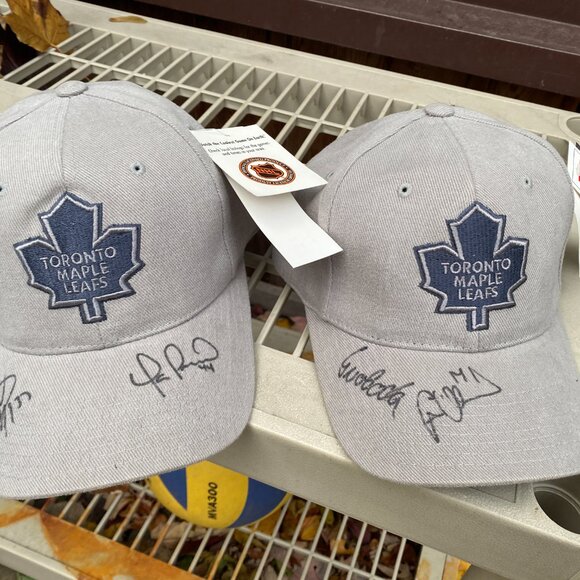 2X AUTOGRAPHED SIGNED Toronto Maple Leafs Hats BNWT Svoboda MacLean Darby Yanic - Picture 9 of 9